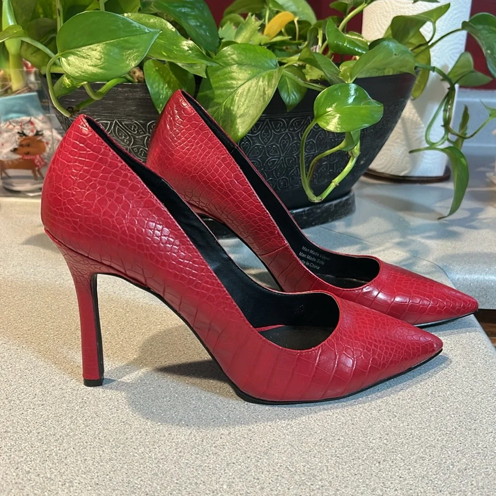 Rampage sz 10 Women's Red, Faux Alligator Pumps with 4” Heels